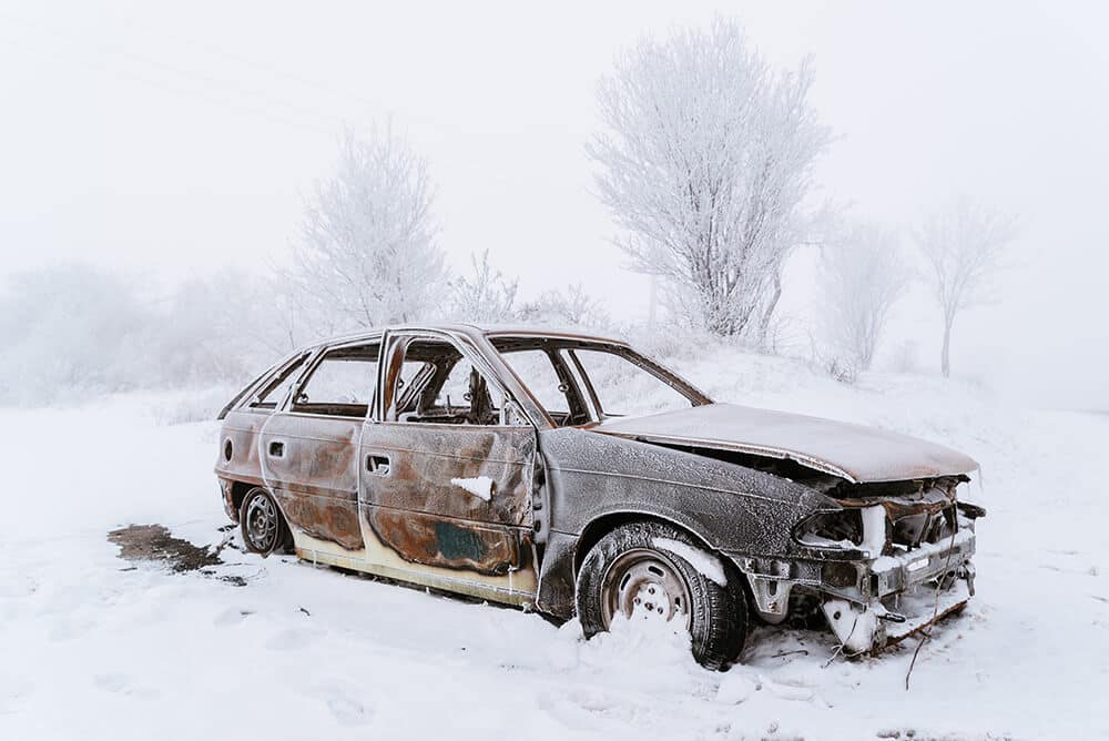 car-wreck-accident-in-winter-slippery-road-U37PVWL - HD Tech